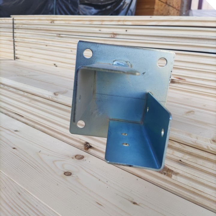 Porta pilastri con ancoraggio al terreno